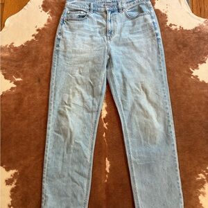 American Eagle super high rise straight Jean 
size 6 short 
No flaws!